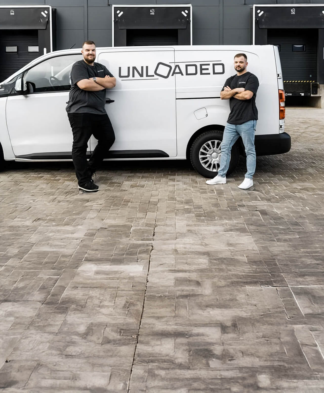 Dva muži u dodávky "Unloaded" na parkovišti.