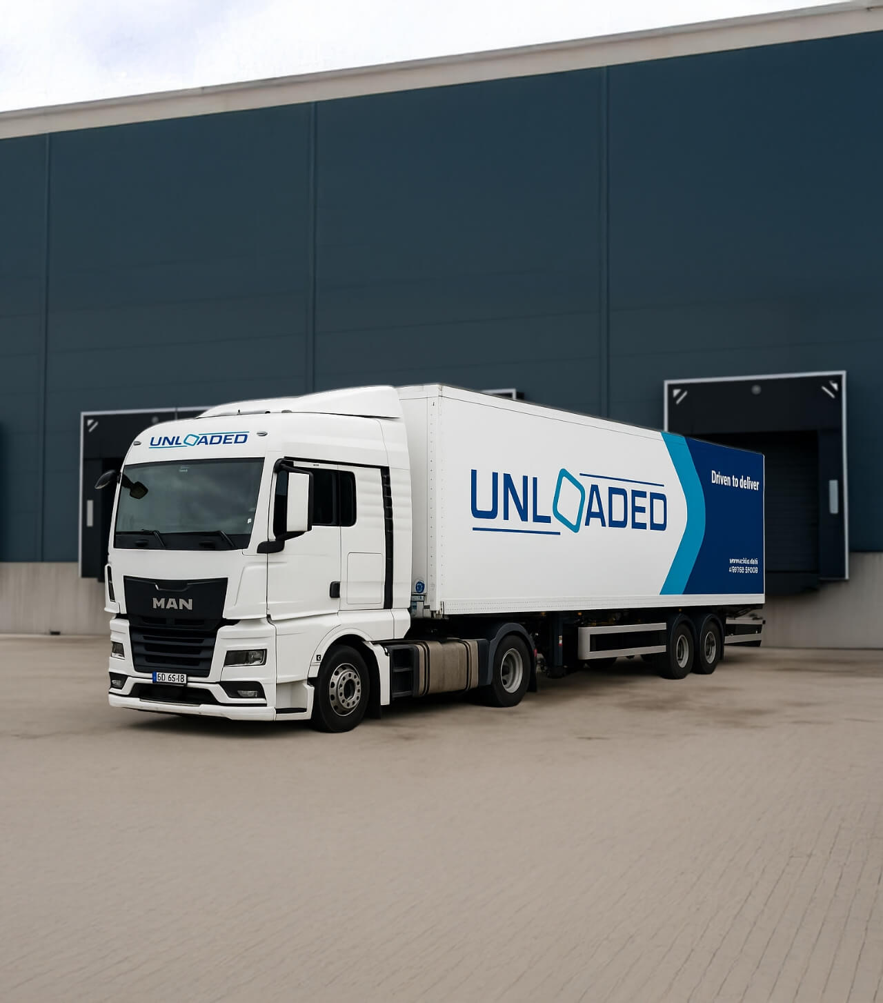 Kamion před průmyslovou budovou.