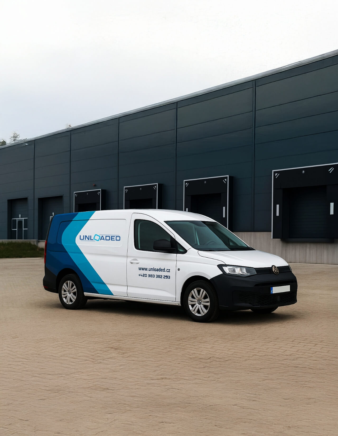 Bílá dodávka před průmyslovou budovou